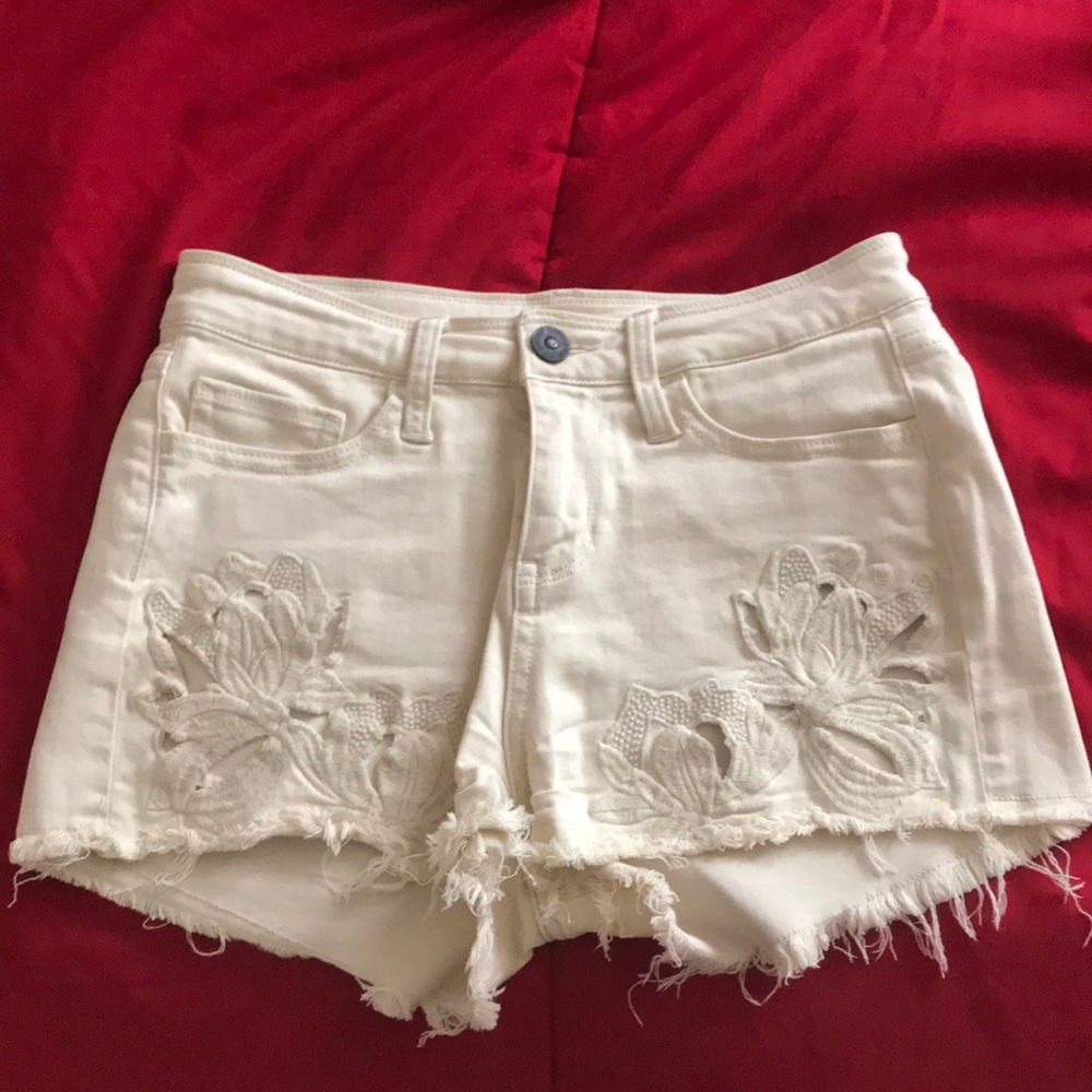 Daytrip Denim Embroidered Shorts in Cream